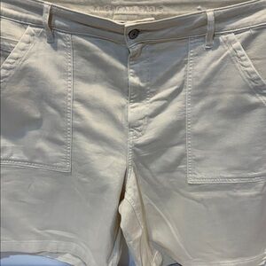 American Eagle Outfitters Women’s Cream Cargo Shorts with Front Pockets